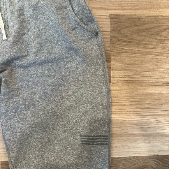 Vuori Men’s Balboa Joggers Sweatpants Grey Pants
Size Medium performance wear - Picture 7 of 8